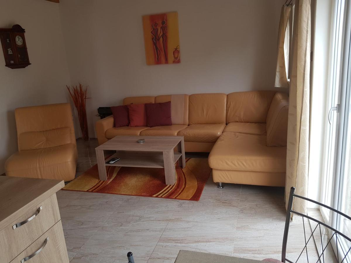 Anna S Vinnym Sklepem Apartment Pouzdrany