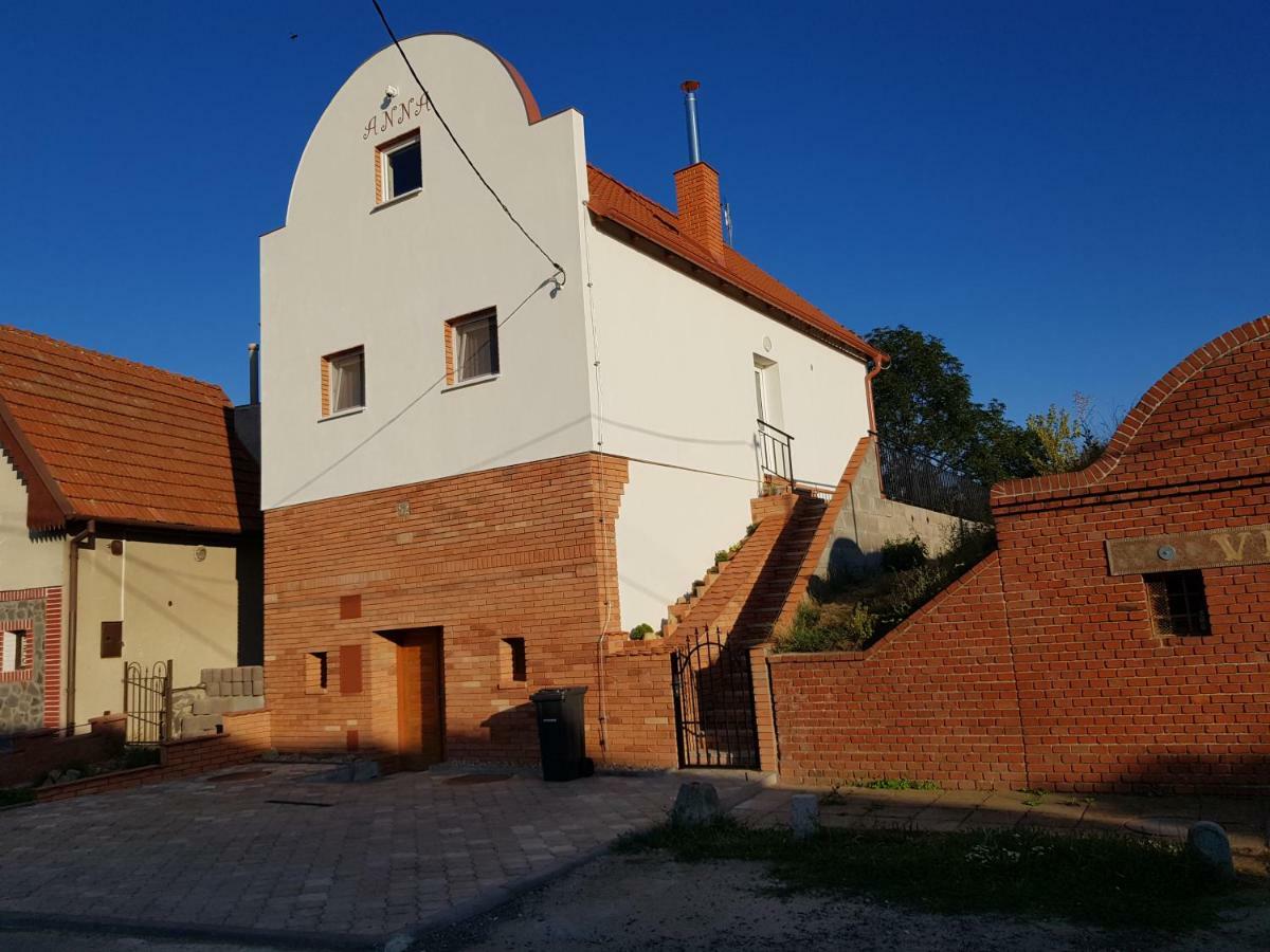 Anna S Vinnym Sklepem *