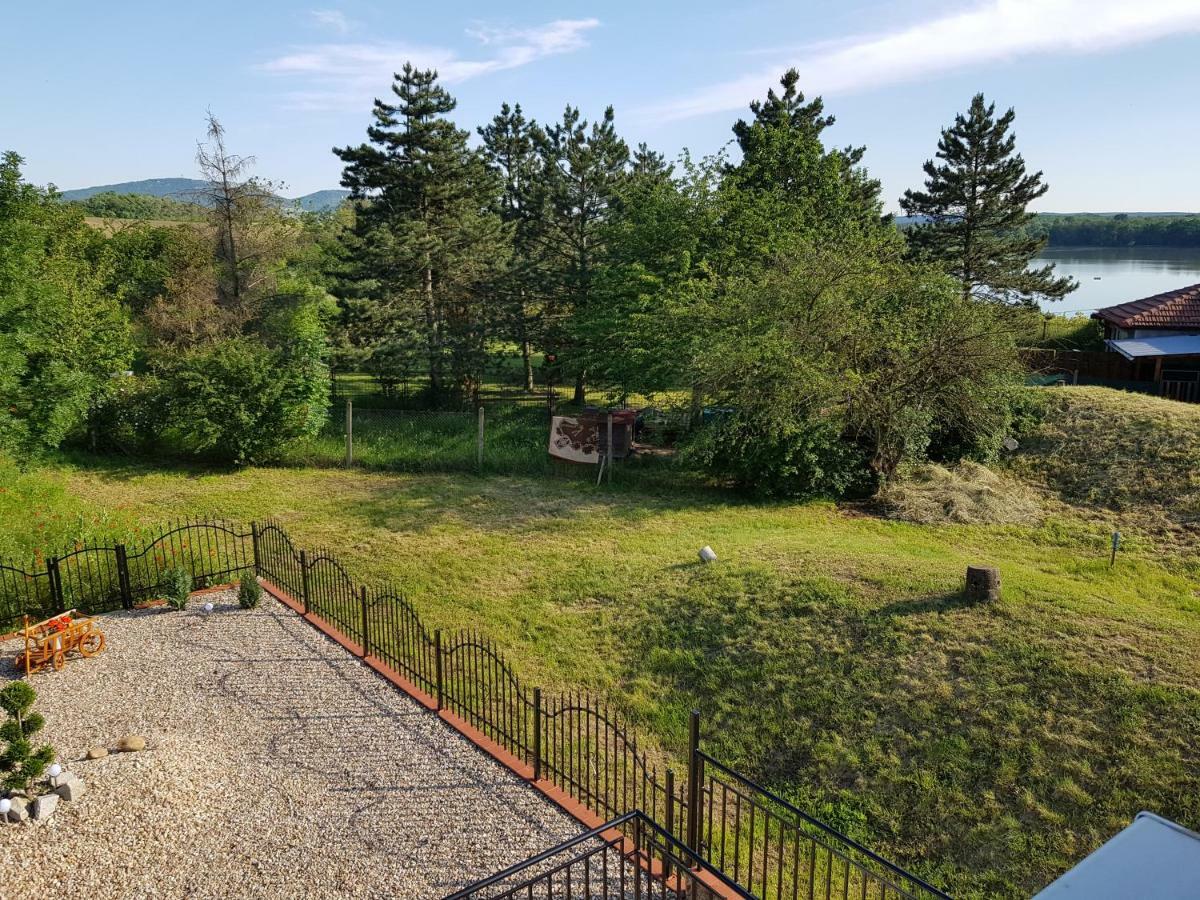 Anna S Vinnym Sklepem Apartment Pouzdrany
